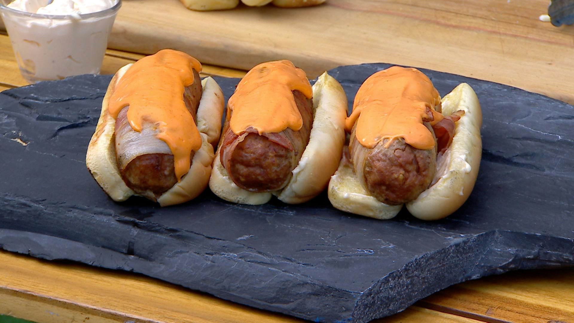Receta paso a paso para hacer hot dogs con carne y salsa de queso