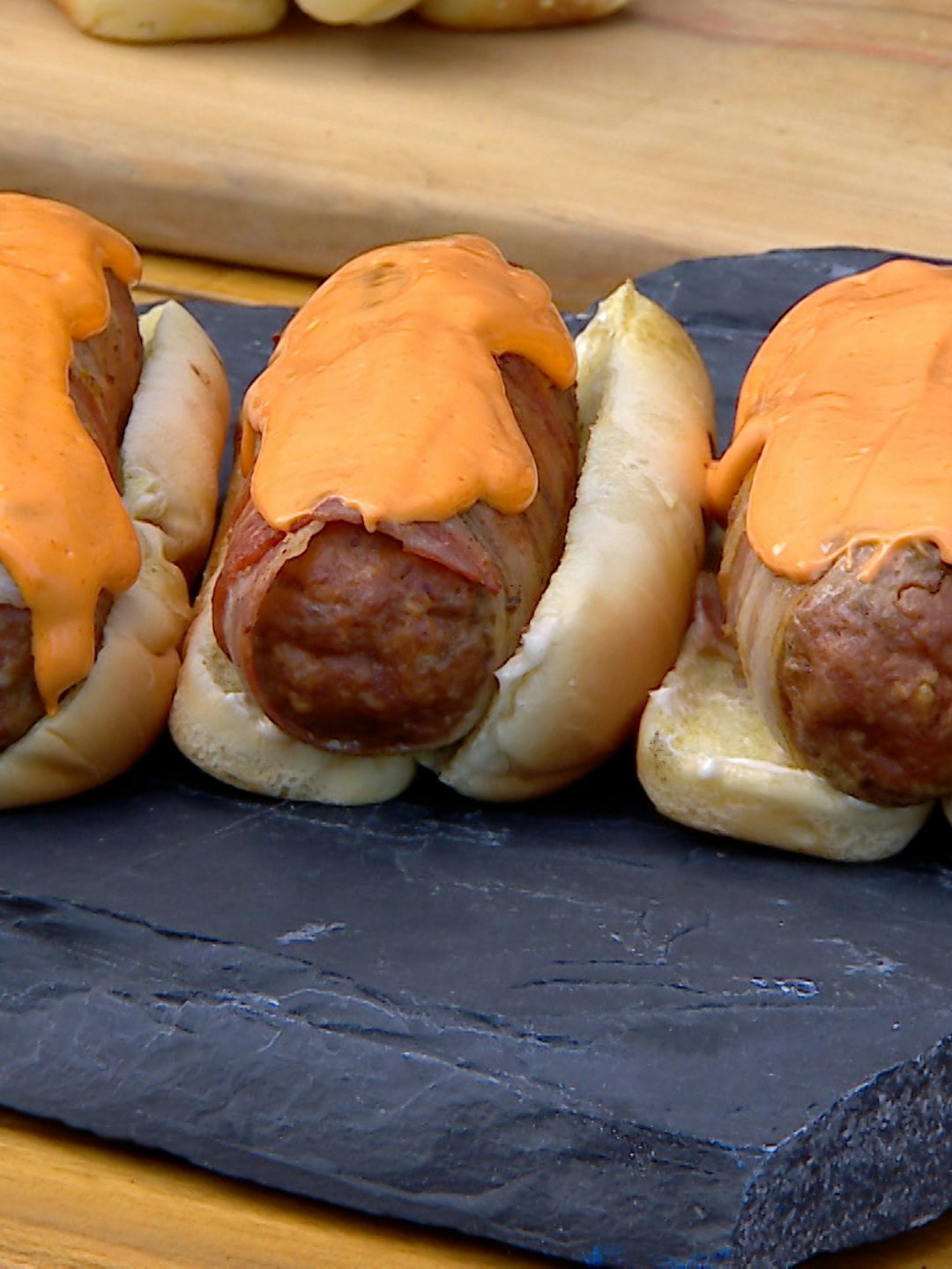 Receta paso a paso para hacer hot dogs con carne y salsa de queso