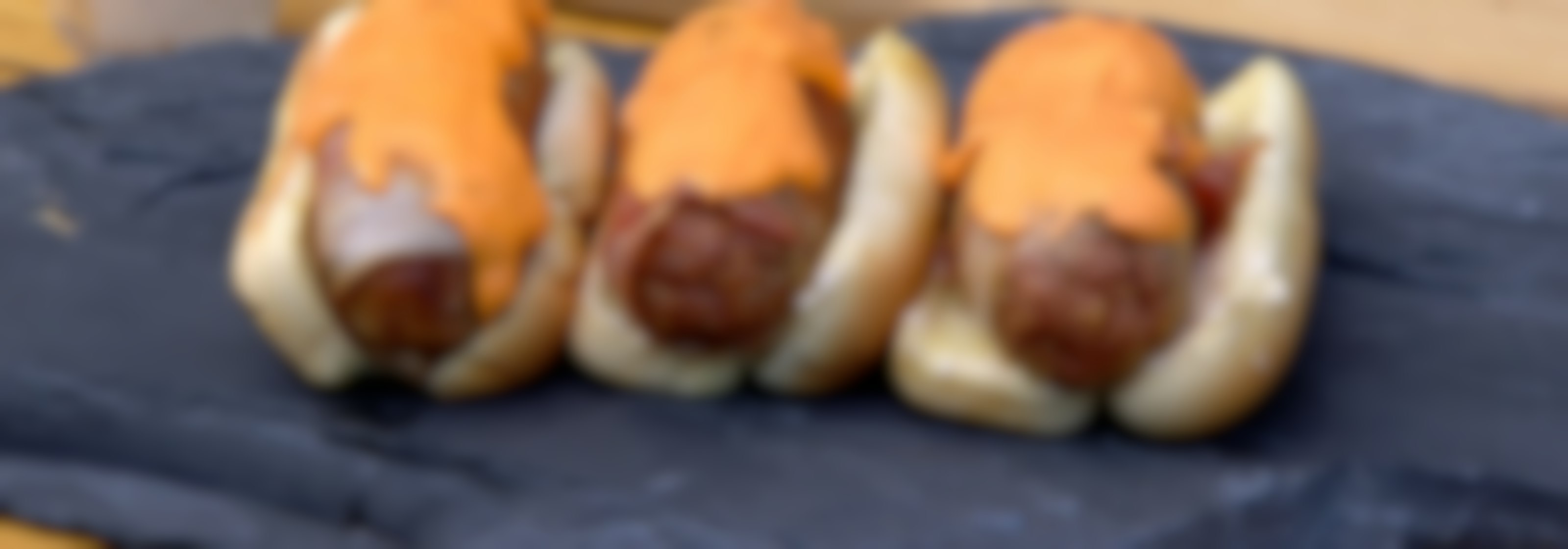 Receta paso a paso para hacer hot dogs con carne y salsa de queso
