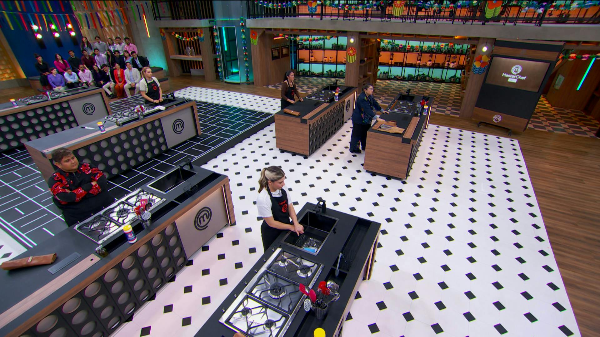 MasterChef 24/7 | Emoción en la cocina con mensajes de sus familias antes del reto de eliminación