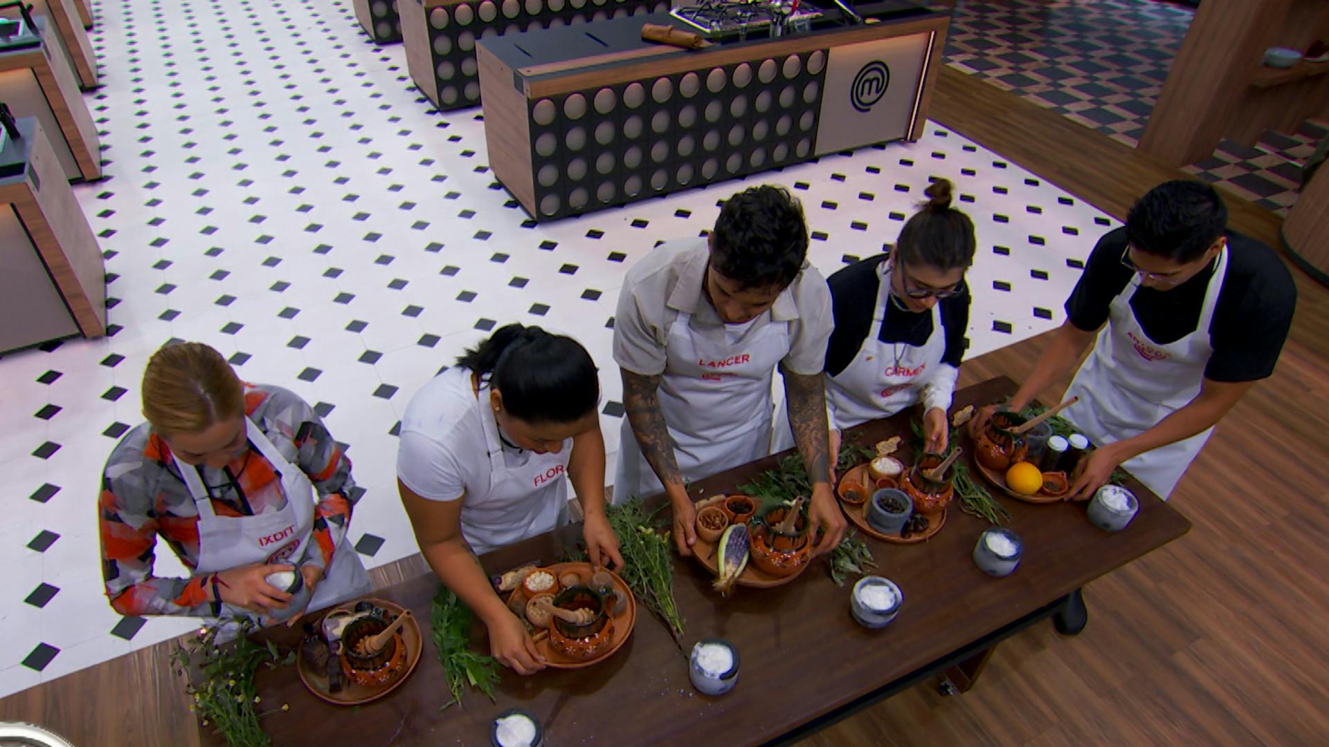 ¿Es chocolate? Conoce los brebajes que definirán al ganador del Pin del Chef de este lunes en MasterChef 24/7