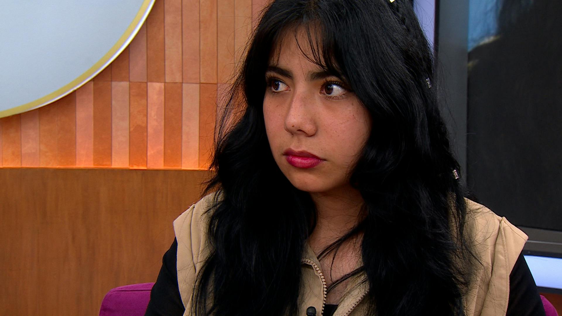 Alejandra defiende a Óscar y pide a su padre que no intervenga en su relación
