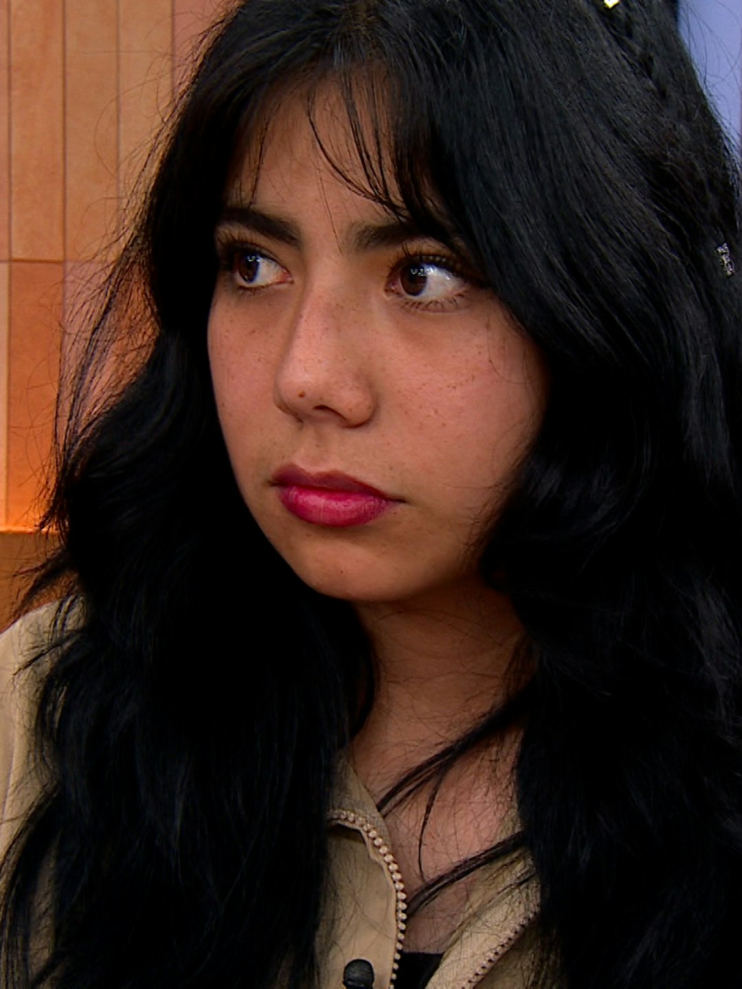 Alejandra defiende a Óscar y pide a su padre que no intervenga en su relación