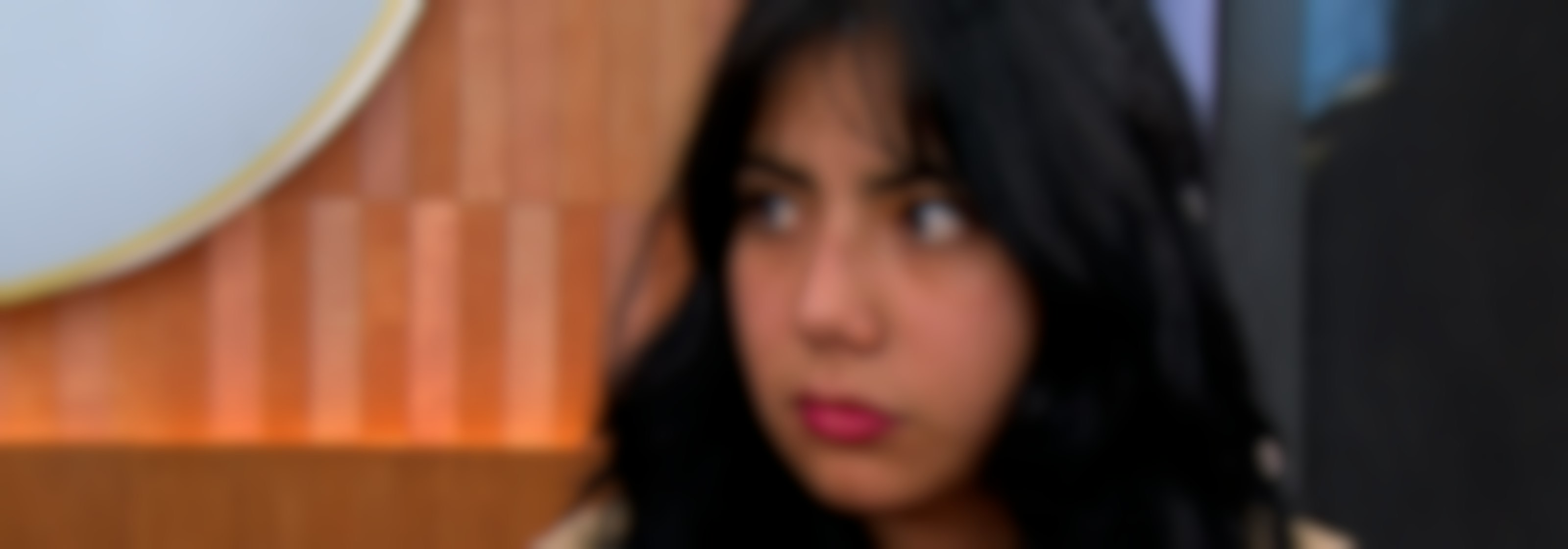 Alejandra defiende a Óscar y pide a su padre que no intervenga en su relación