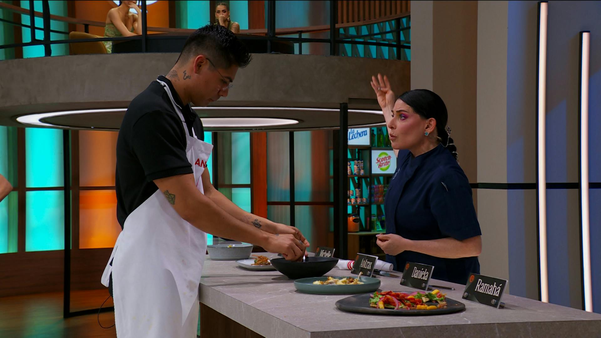“Incomible tu plato": La Chef Zahie explota contra Antrax al entregar un platillo crudo en MasterChef 24/7