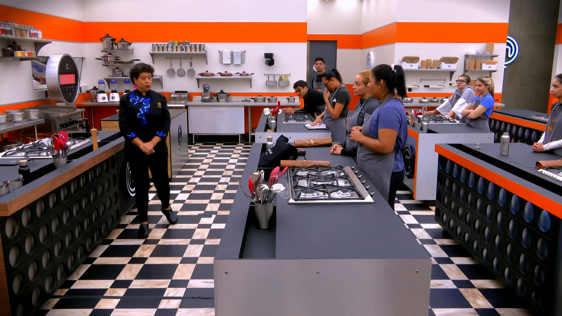 Regañados... Los Cocineros de MasterChef 24/7 son confrontados por la Chef Isabel Carvajal tras no poner atención en las clases 