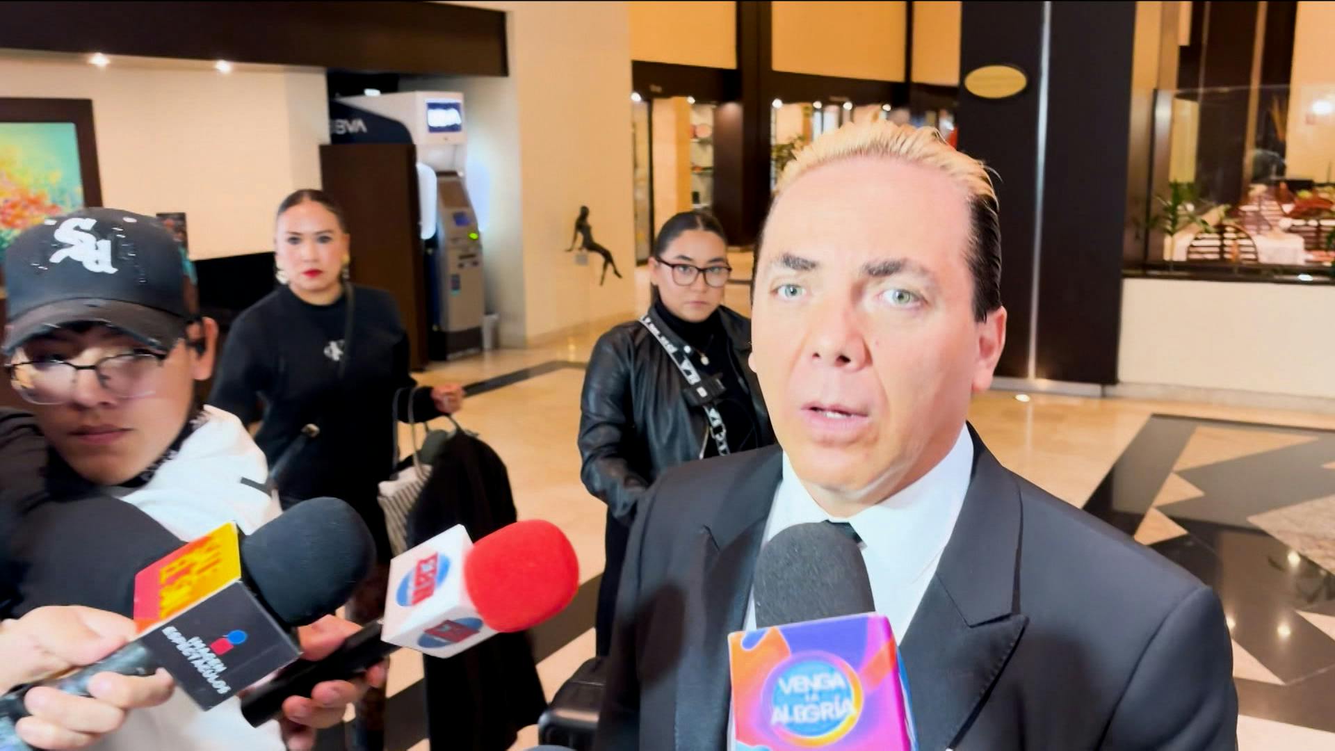 ¿Verónica Castro toqueteó a su hijo Cristian? ¡Esto contestó el cantante!