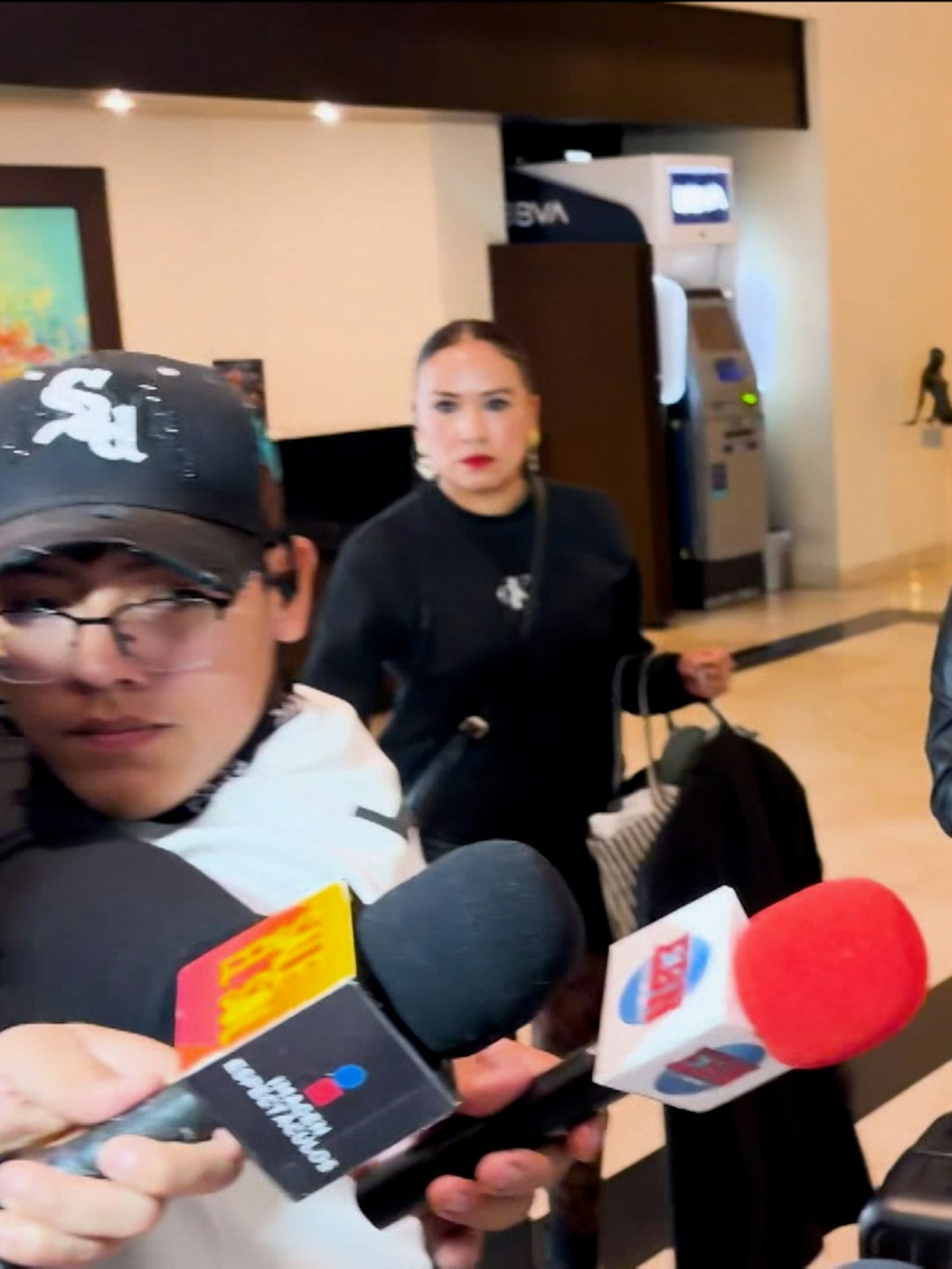 ¿Verónica Castro toqueteó a su hijo Cristian? ¡Esto contestó el cantante!