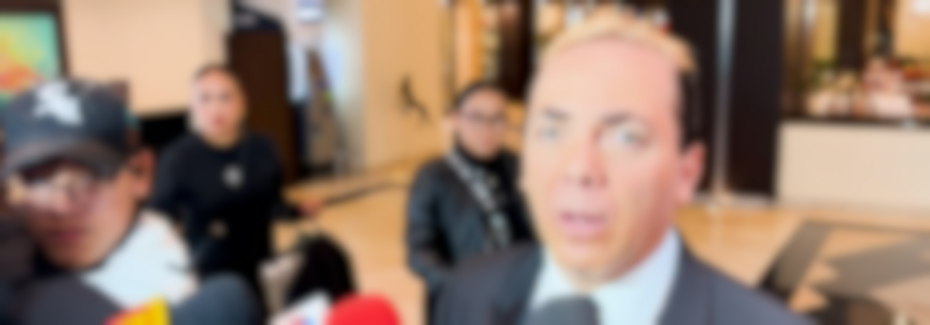 ¿Verónica Castro toqueteó a su hijo Cristian? ¡Esto contestó el cantante!