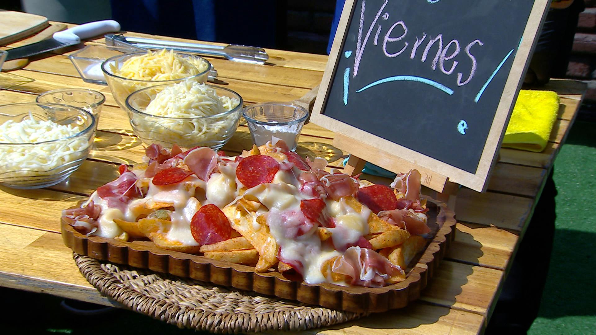 ¡Aprende a preparar fondue con papas y carnes frías! Quedarás bien con todos tus invitados