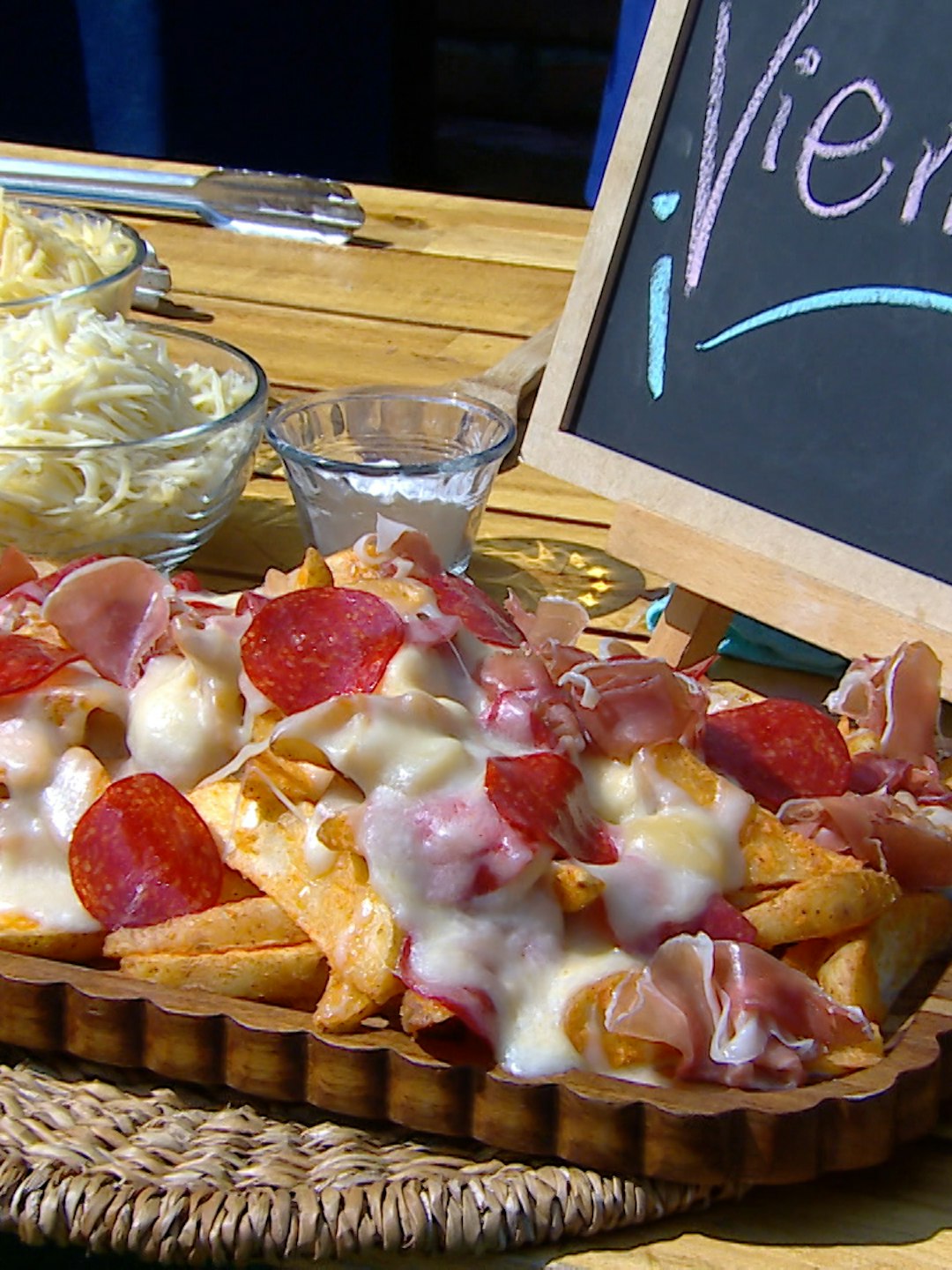 ¡Aprende a preparar fondue con papas y carnes frías! Quedarás bien con todos tus invitados