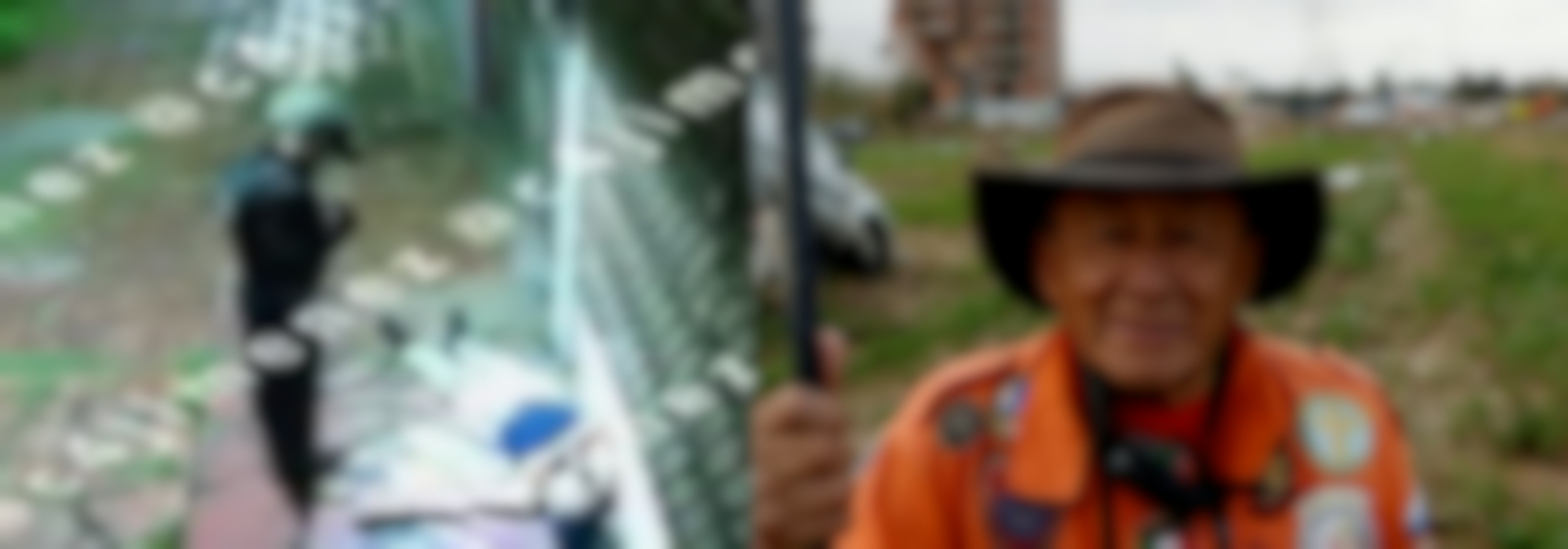 Los policías señalados de robar un celular, los cuestionamientos a Los Topos en Colombia y más; todo explicado Con Peras y Manzanas