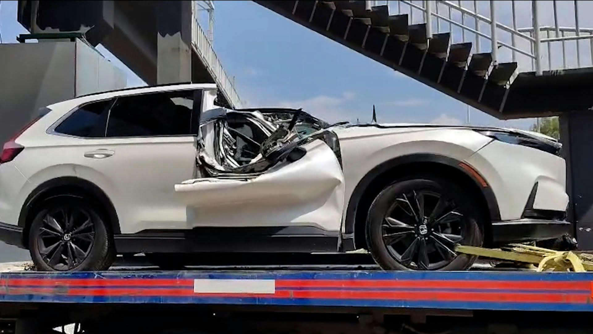 Jorgel “El Diablo Becerril” reporta: Espectacular se desploma sobre una camioneta y deja una víctima mortal