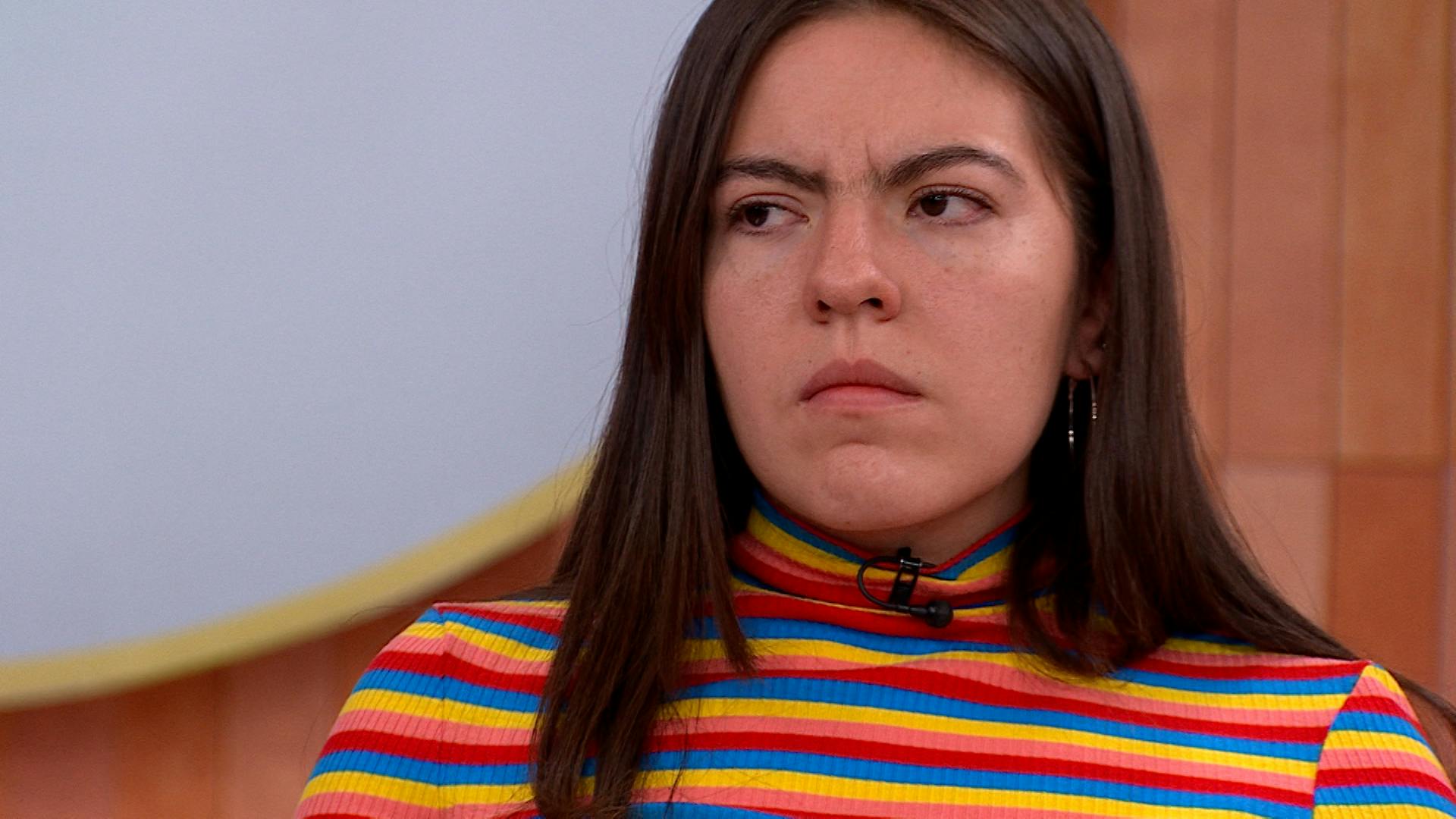 ¡Le propuso acostarse de cucharita! Frida señala al novio de su mamá de acosador