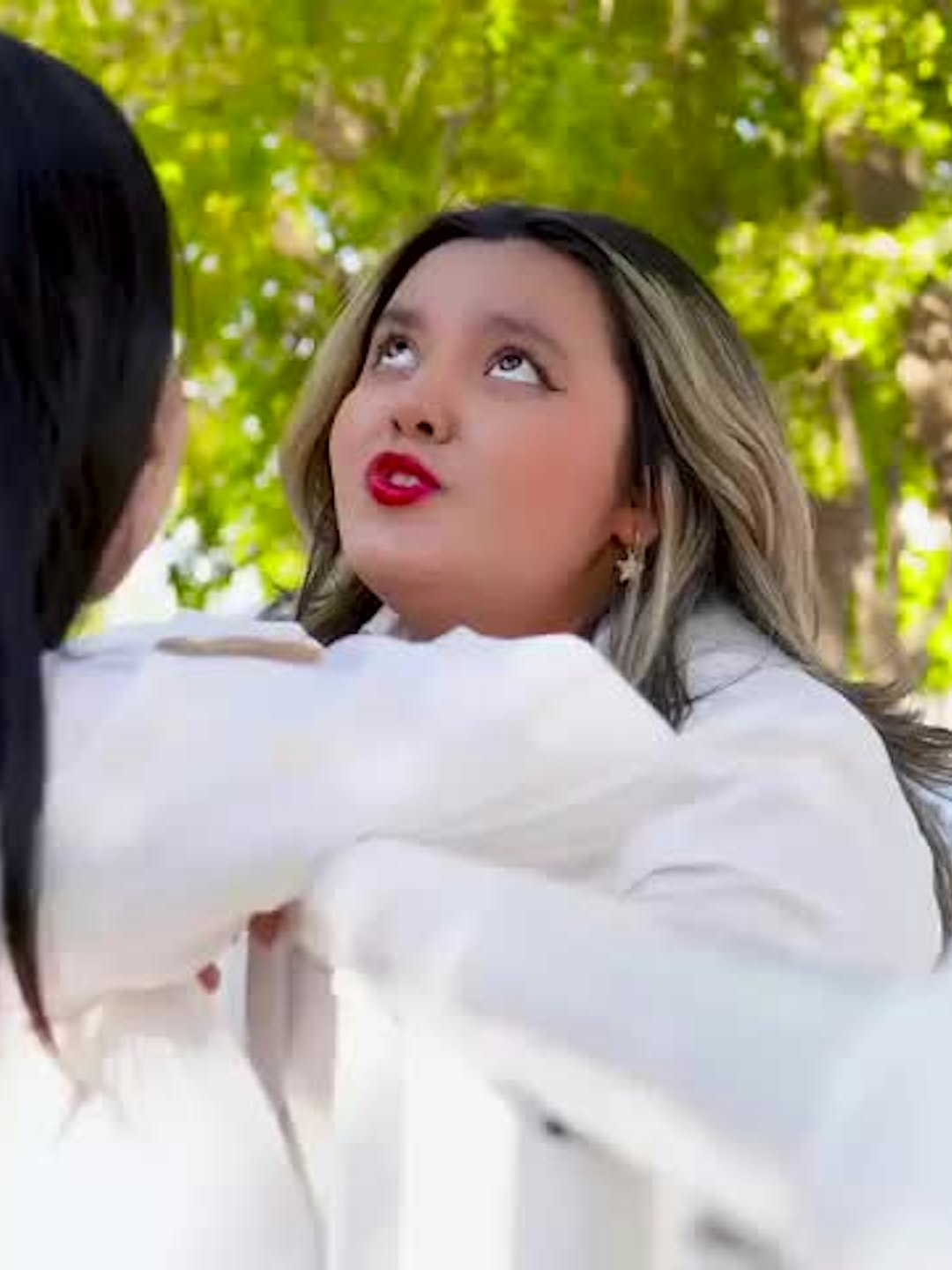Se hizo pasar por su mejor amiga para enamorar a un hombre