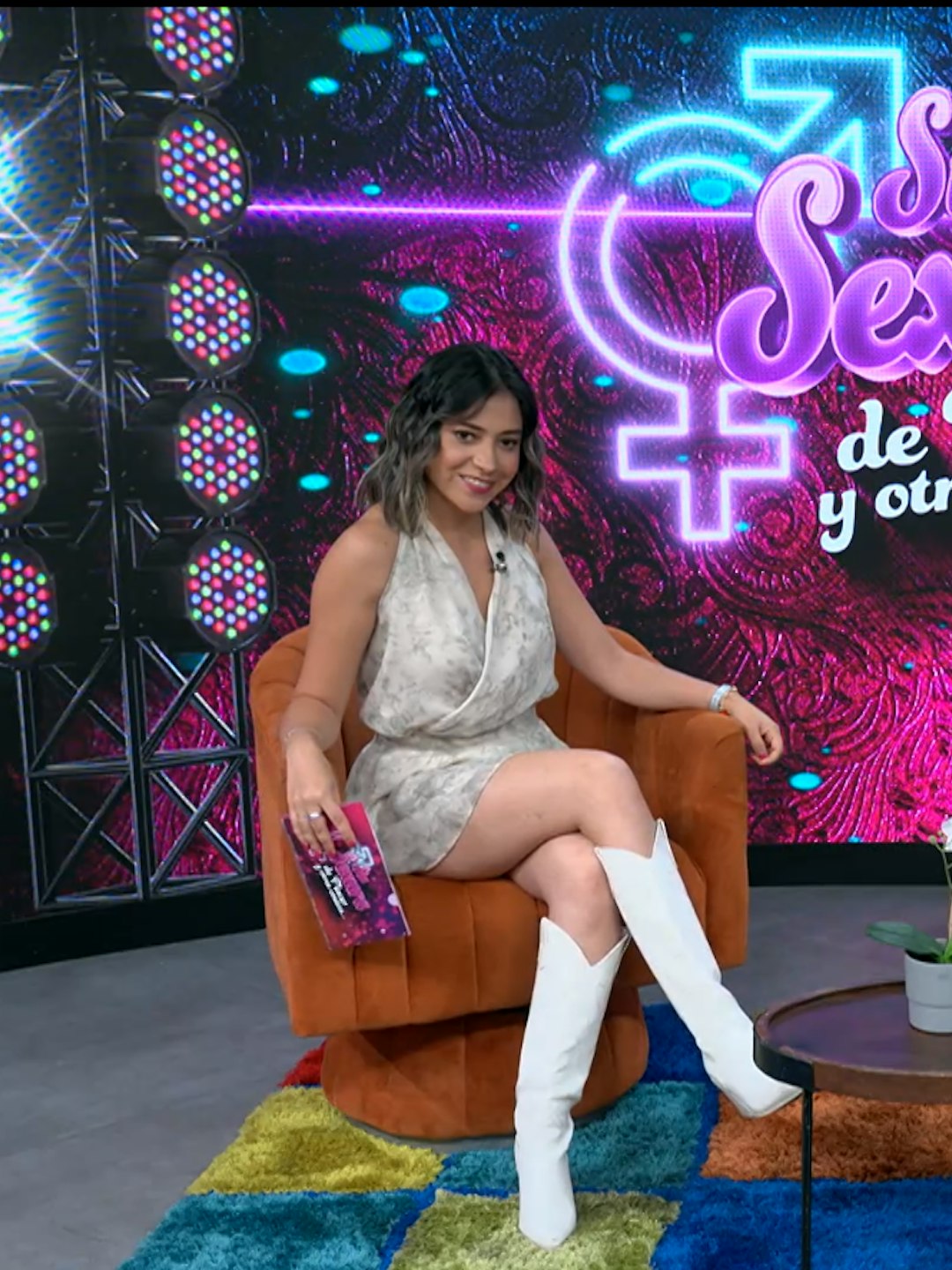 ¿Sabes qué significa sexting, ghosting, orbiting, breadcrumbing y love bombing? ¡El sexólogo lo explica!