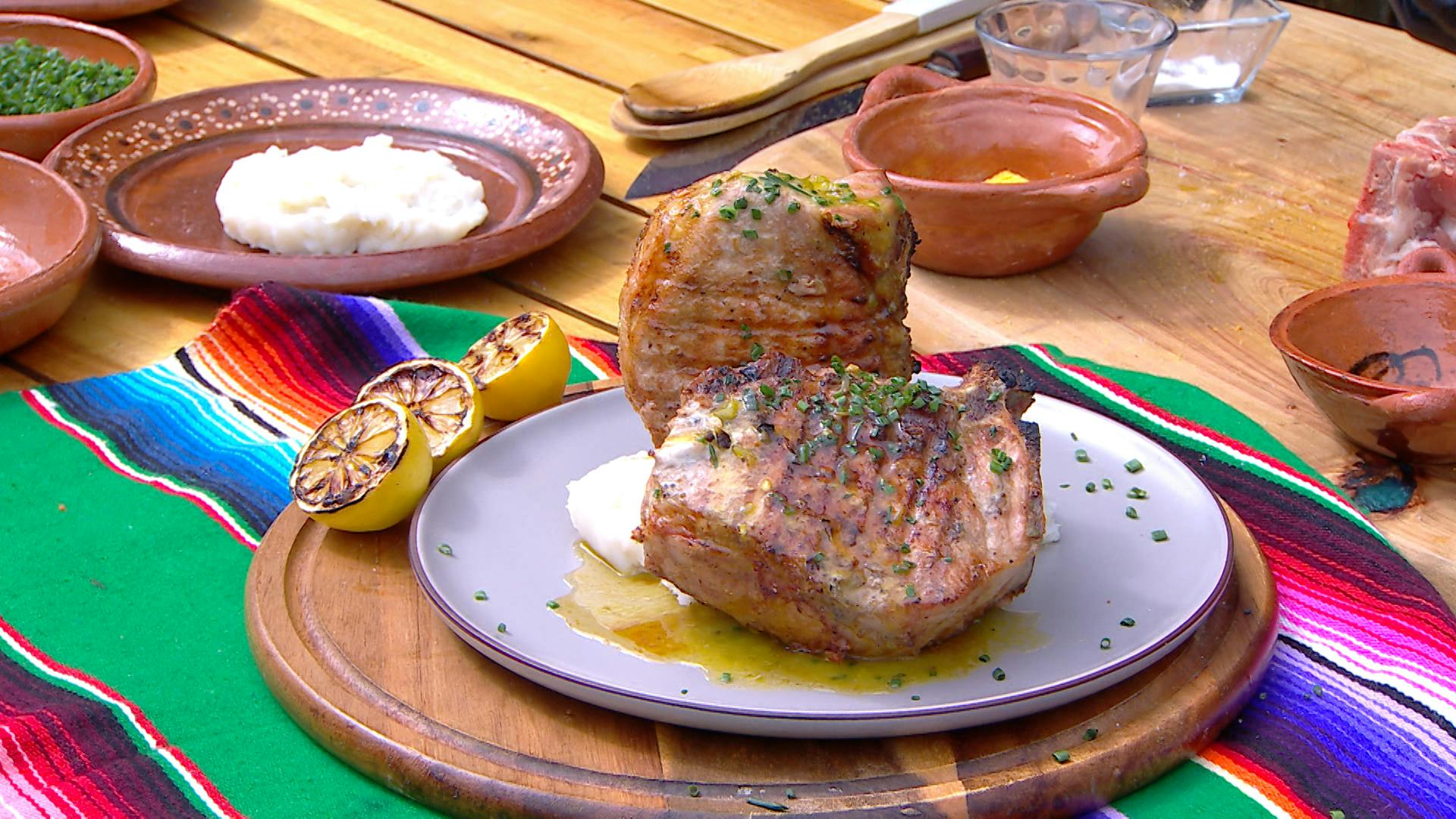 ¡Sorprende a tus invitados con un chuletones de cerdo con hueso a la parrilla! Ingredientes y receta paso a paso