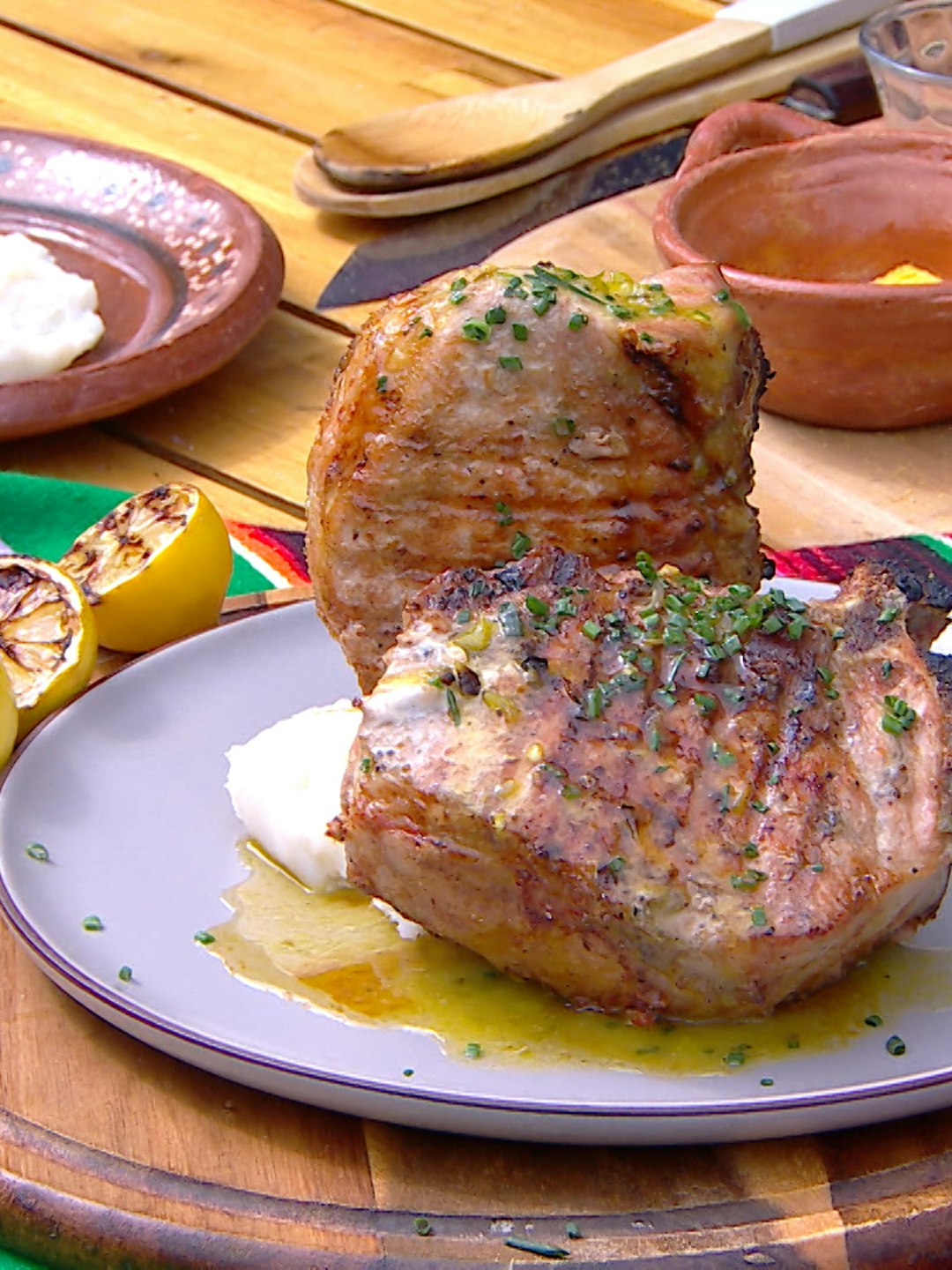 ¡Sorprende a tus invitados con un chuletones de cerdo con hueso a la parrilla! Ingredientes y receta paso a paso