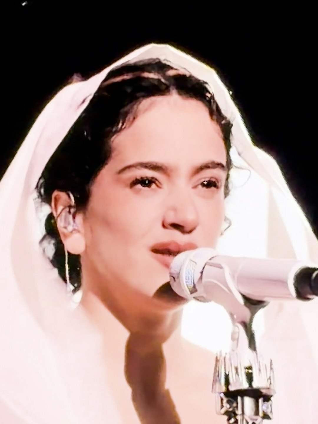 "¡Me declaro culpable, soy pecadora!”, Así apareció Mon Laferte en el confesionario de Rosalía
