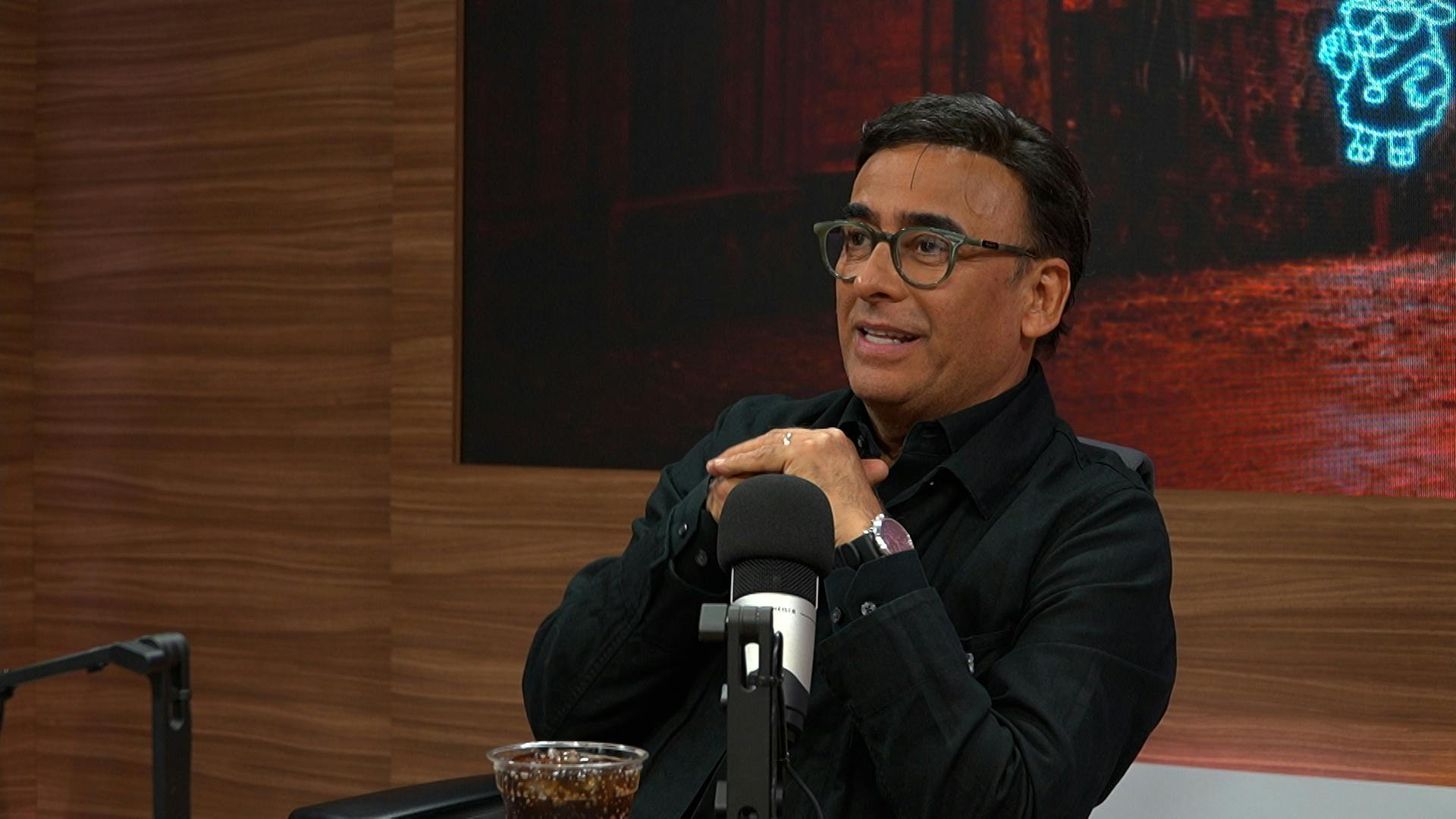 Adal Ramones habla de la energía de llevar totalmente en vivo la batuta de La Granja VIP Segunda Temporada 