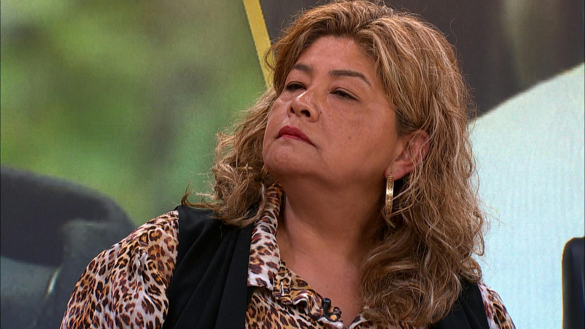 Elena ayuda a su hermano a inventar mentiras para que pueda irse con su amante