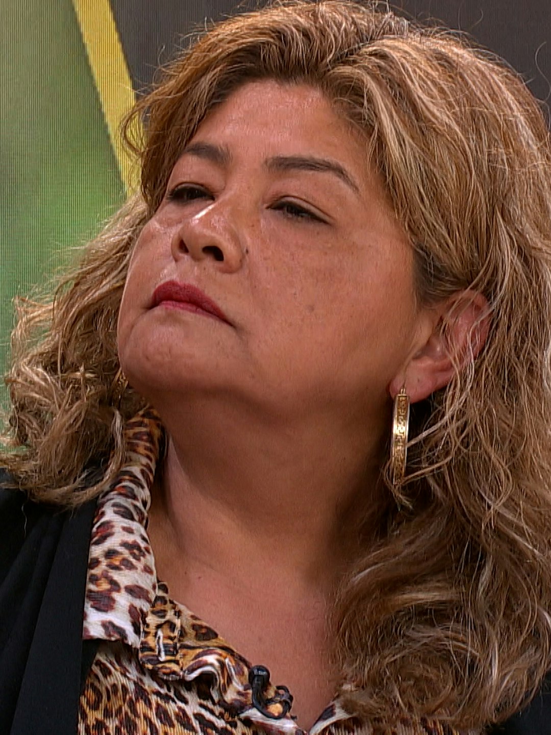 Elena ayuda a su hermano a inventar mentiras para que pueda irse con su amante