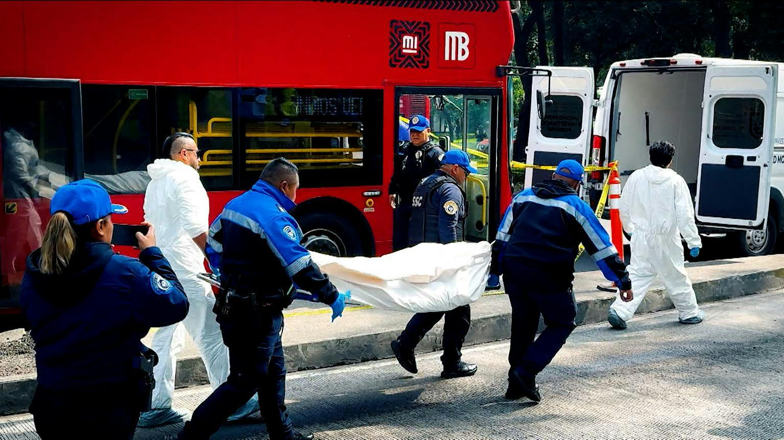 Jorge “El Diablo Becerril” reporta deceso de un hombre dentro de Metrobús frente a Campo Marte