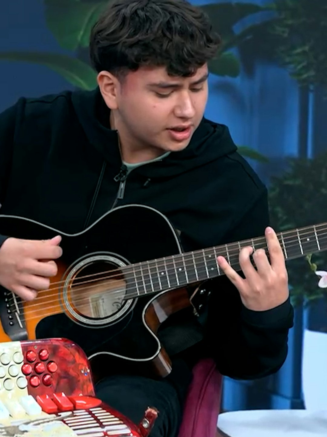¡Comenzó en la música mientras se rehabilitaba! Leonardo Ramírez, la promesa del regional mexicano, reveló detalles de su carrera y cantó en vivo