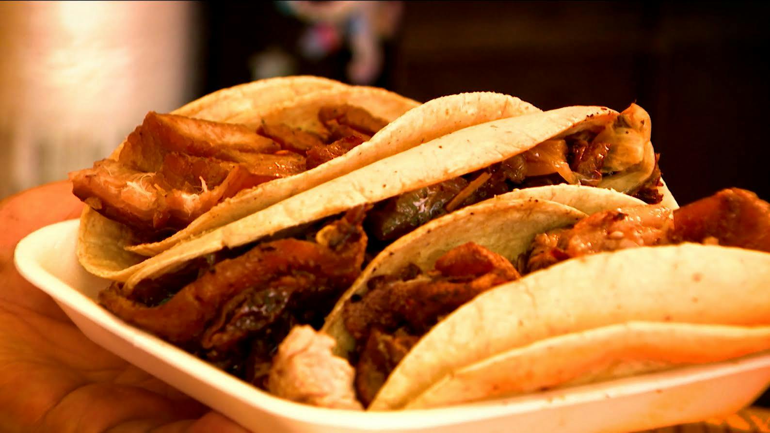  La Pura Sabrosura prueba tacos de caritas con cecina y longaniza 
