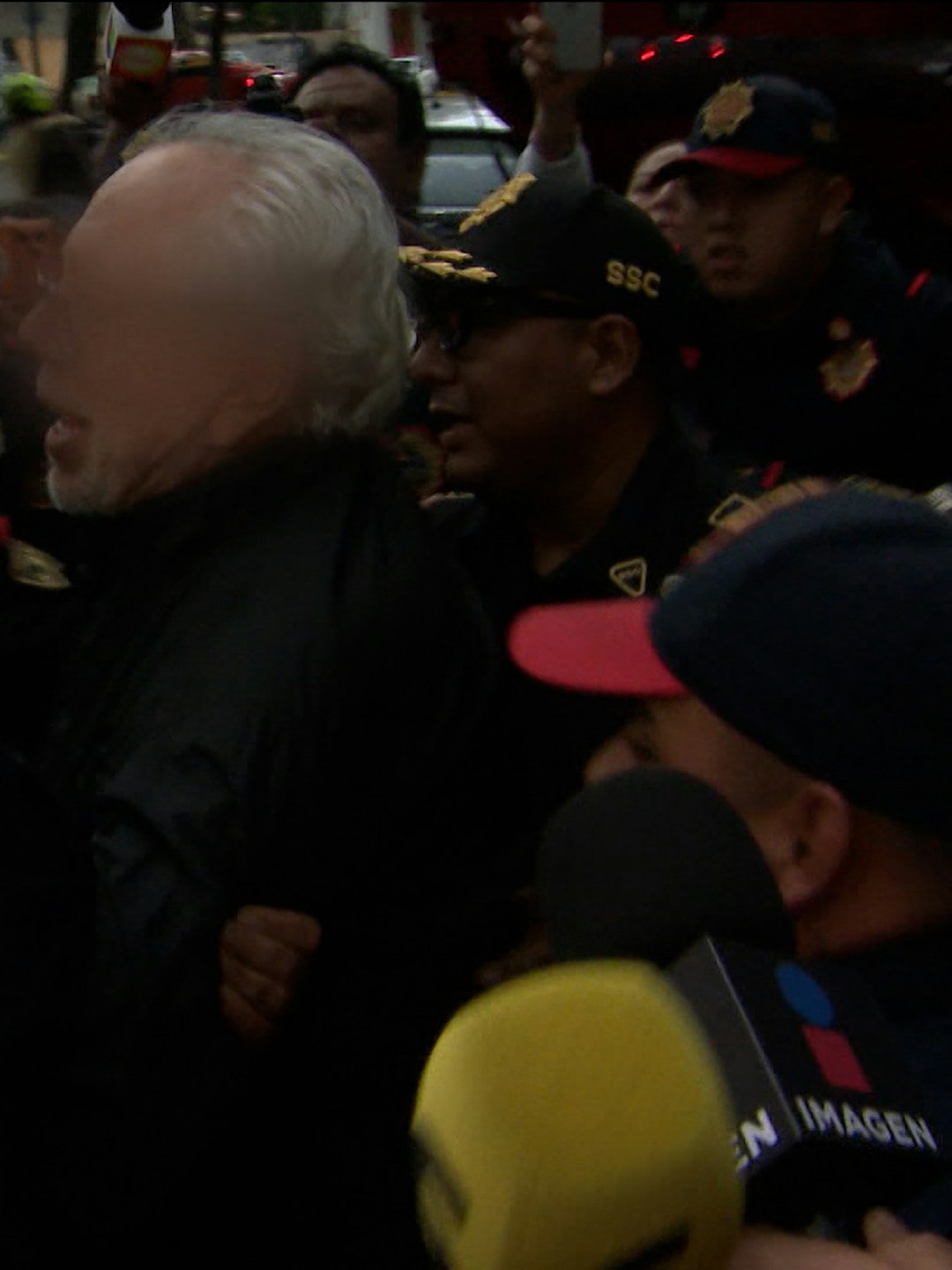 ¡Trifulca con policías y reporteros! Así fue la liberación de Luis de Llano