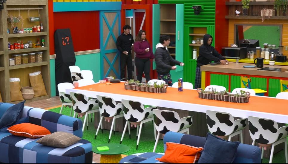 Con gritos y huevos “sucios” así despertaron los peones a sus compañeros en la Experiencia 24/7 de La Granja VIP