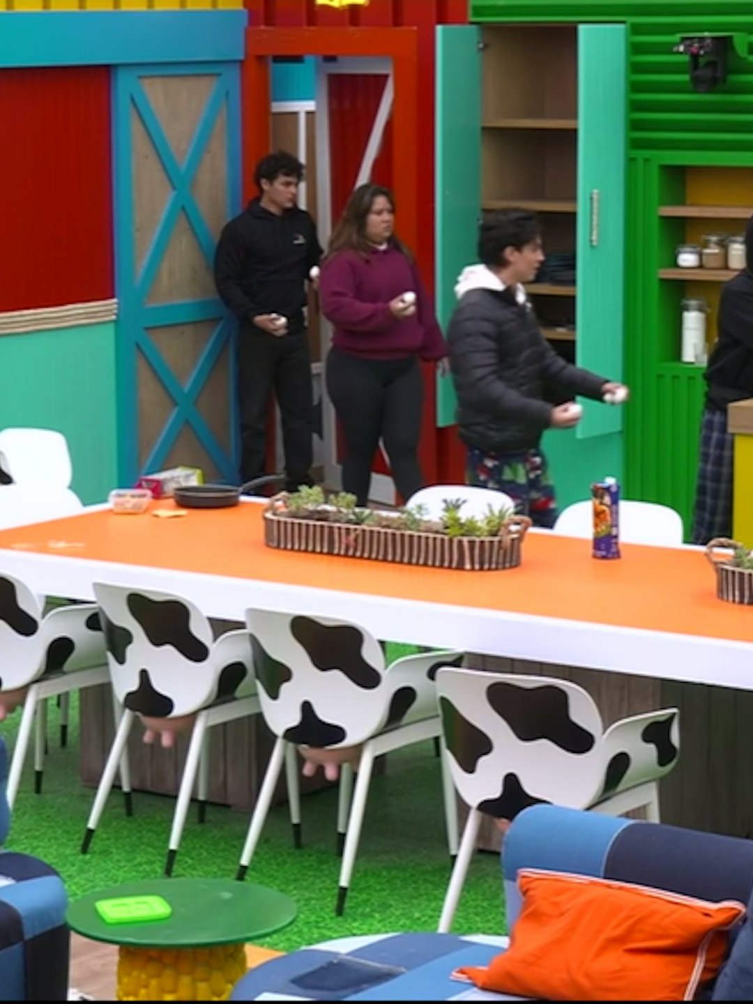 Con gritos y huevos “sucios” así despertaron los peones a sus compañeros en la Experiencia 24/7 de La Granja VIP