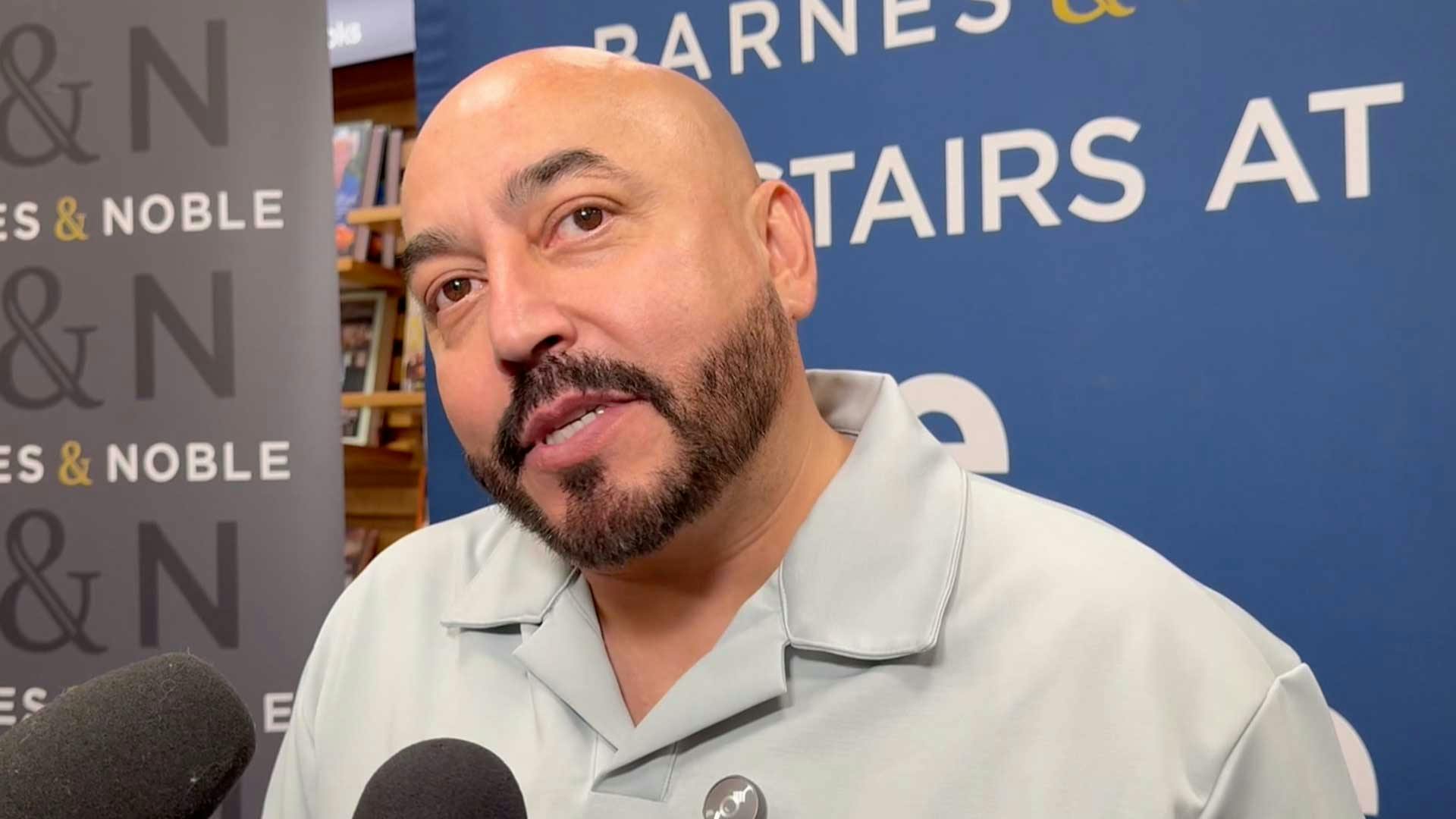 Lupillo Rivera no teme una demanda por parte de Belinda al mencionarla en su libro