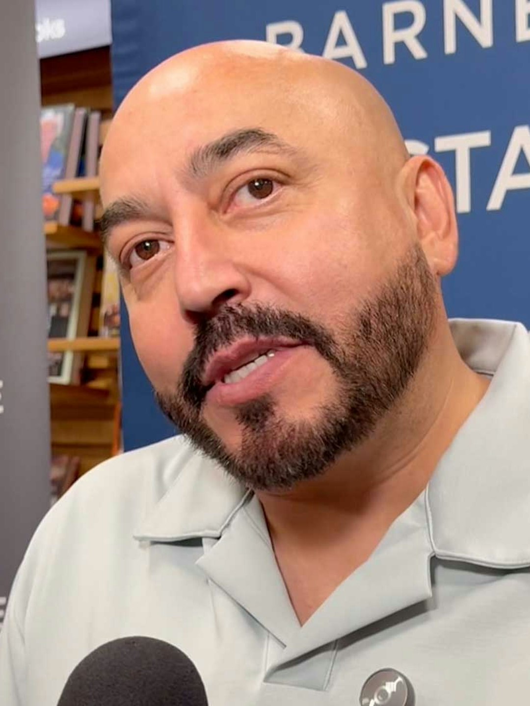 Lupillo Rivera no teme una demanda por parte de Belinda al mencionarla en su libro