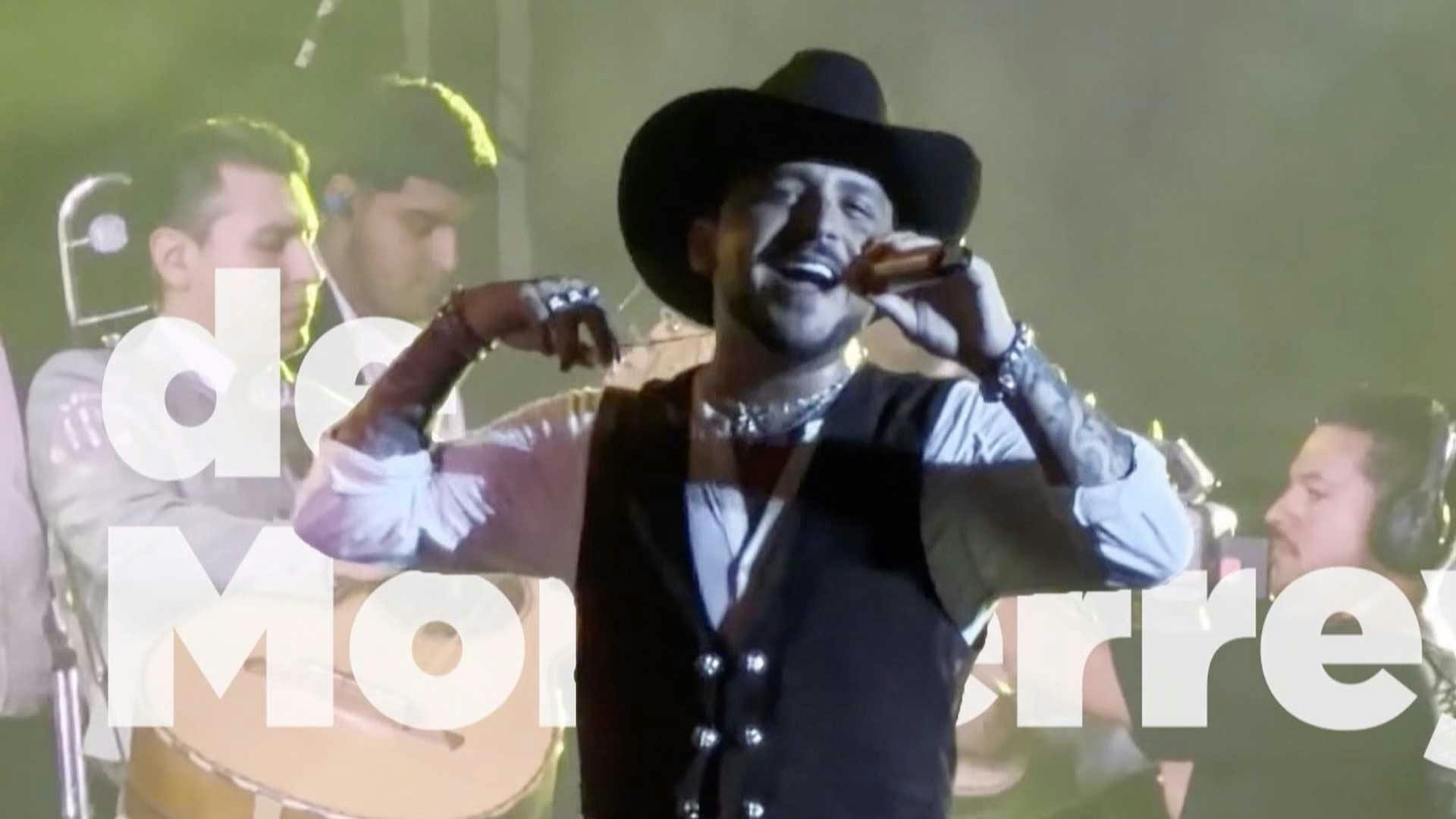 Christian Nodal compara un título de universidad con 6 grammys; así fue el momento