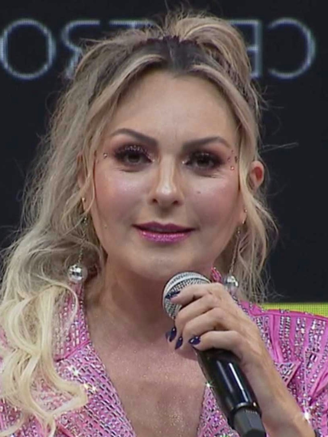 ¡Mariana Ochoa lanza invitación a Cazzu para componer juntas!