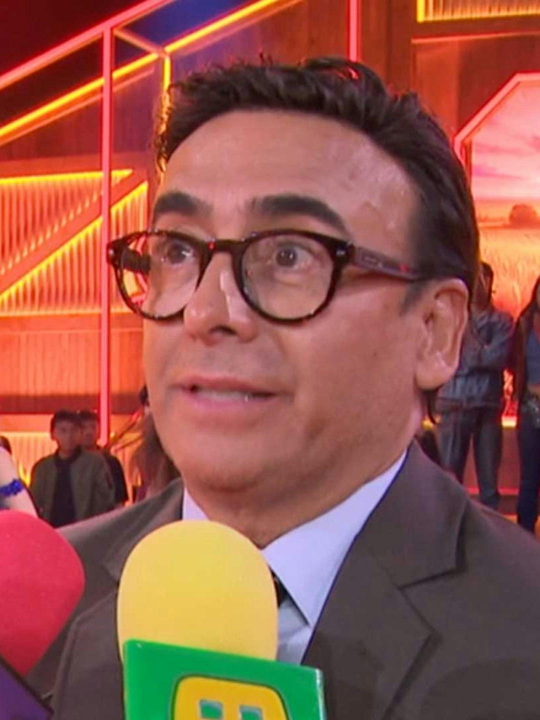 “Lo tomo a la ligera”, Adal Ramones reacciona a las críticas y aclara lo de Sergio Mayer Mori