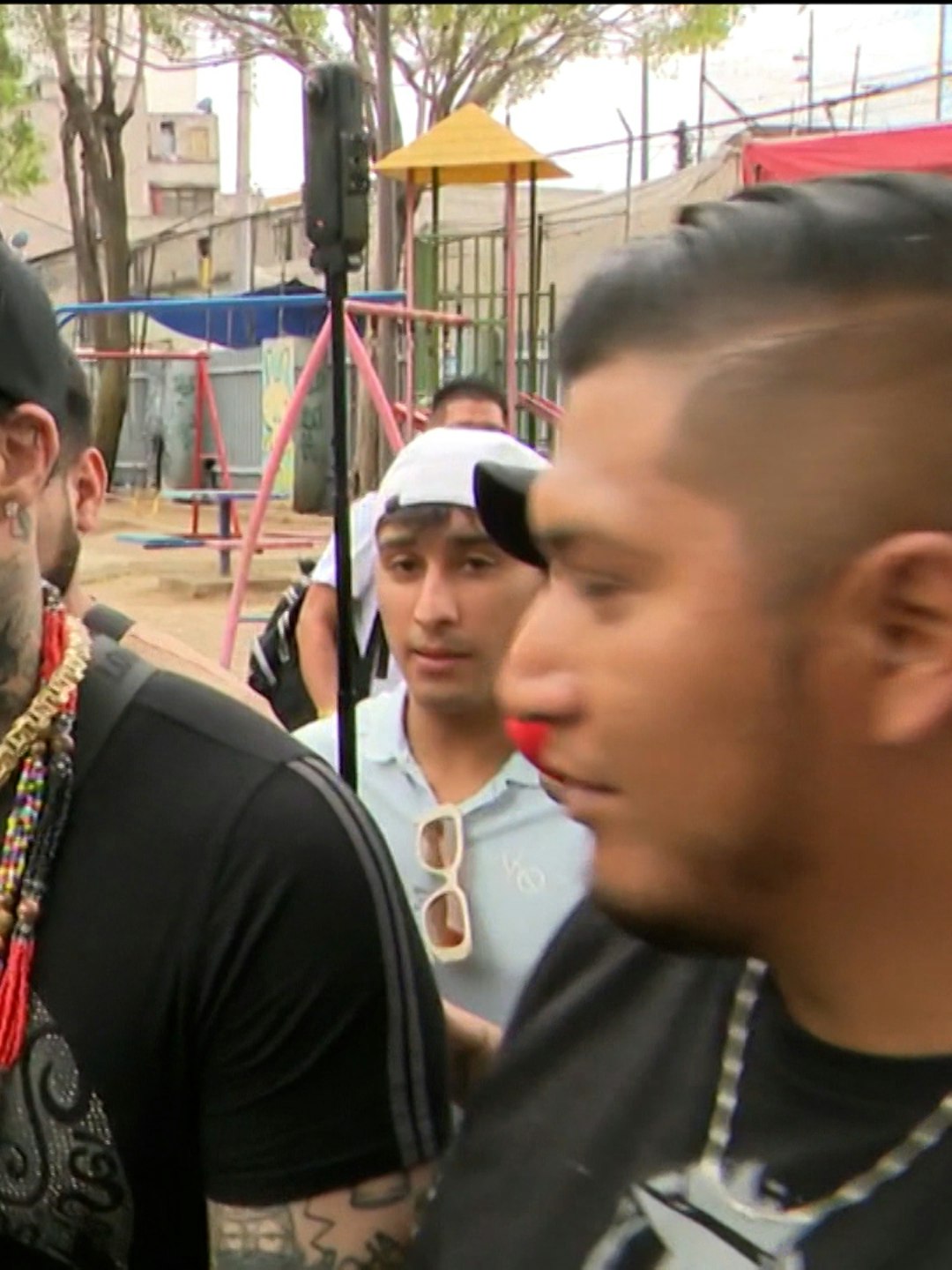 Emiliano Aguilar protagoniza explosivo encuentro con la prensa tras grabar video musical en Tepito