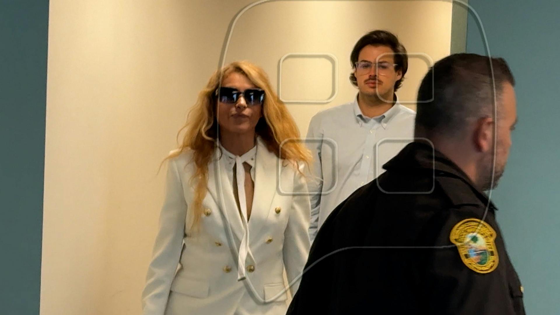Paulina Rubio LLEGA TARDE a la audiencia por la CUSTODIA definitiva de su hijo