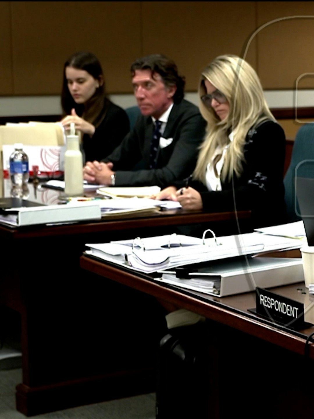 Abogada de Paulina Rubio expone a Colate por defender el robo que su hijo cometió y no castigarlo