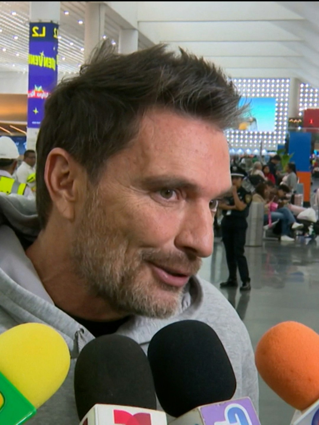 Julián Gil reacciona a la polémica fotografía con Marjorie de Sousa creada con IA