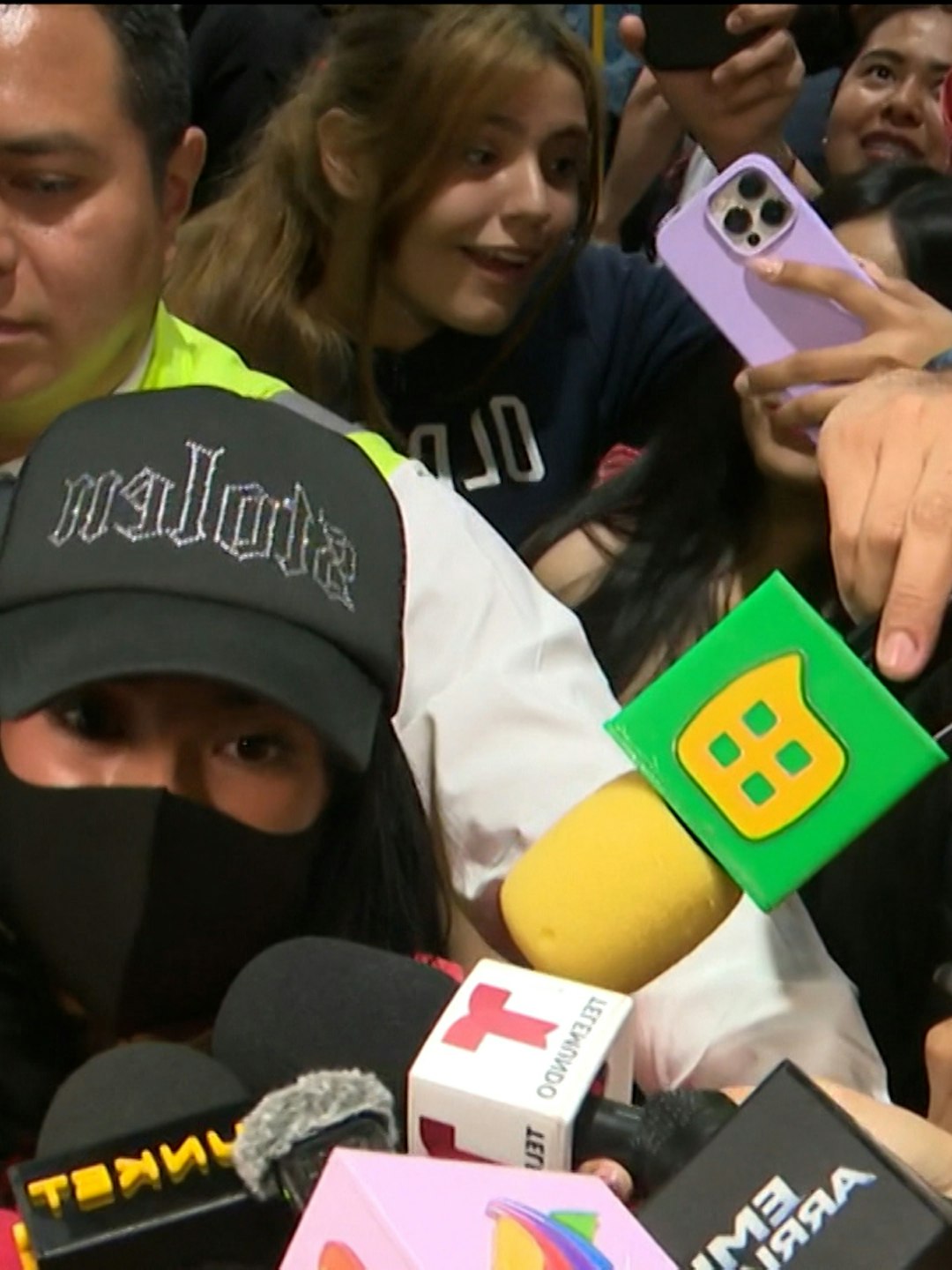 Becky G aterriza en México y causa revuelo en el aeropuerto: “Ustedes me están dando un poco de miedo”
