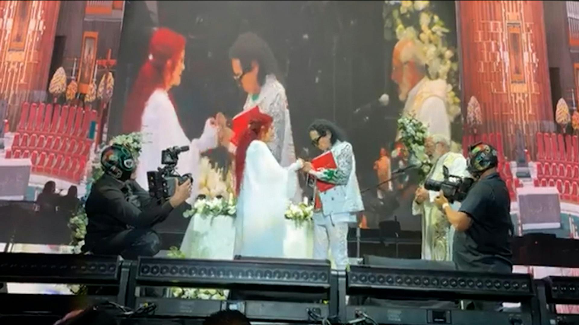 Alex y Chela Lora renuevan sus votos matrimoniales durante concierto
