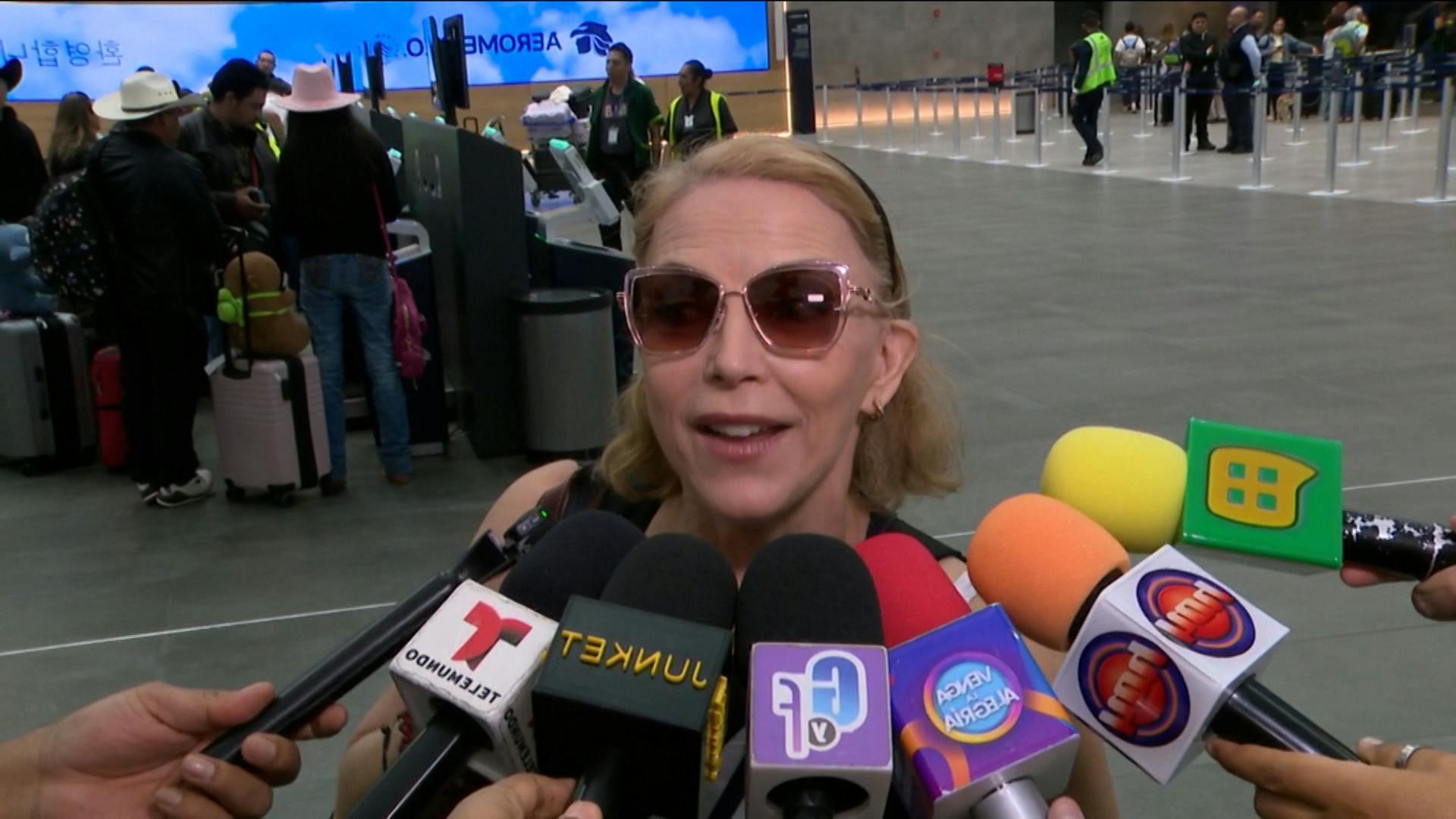 Laura Flores vive momentos de tensión en el aeropuerto al intentar viajar con su perrita
