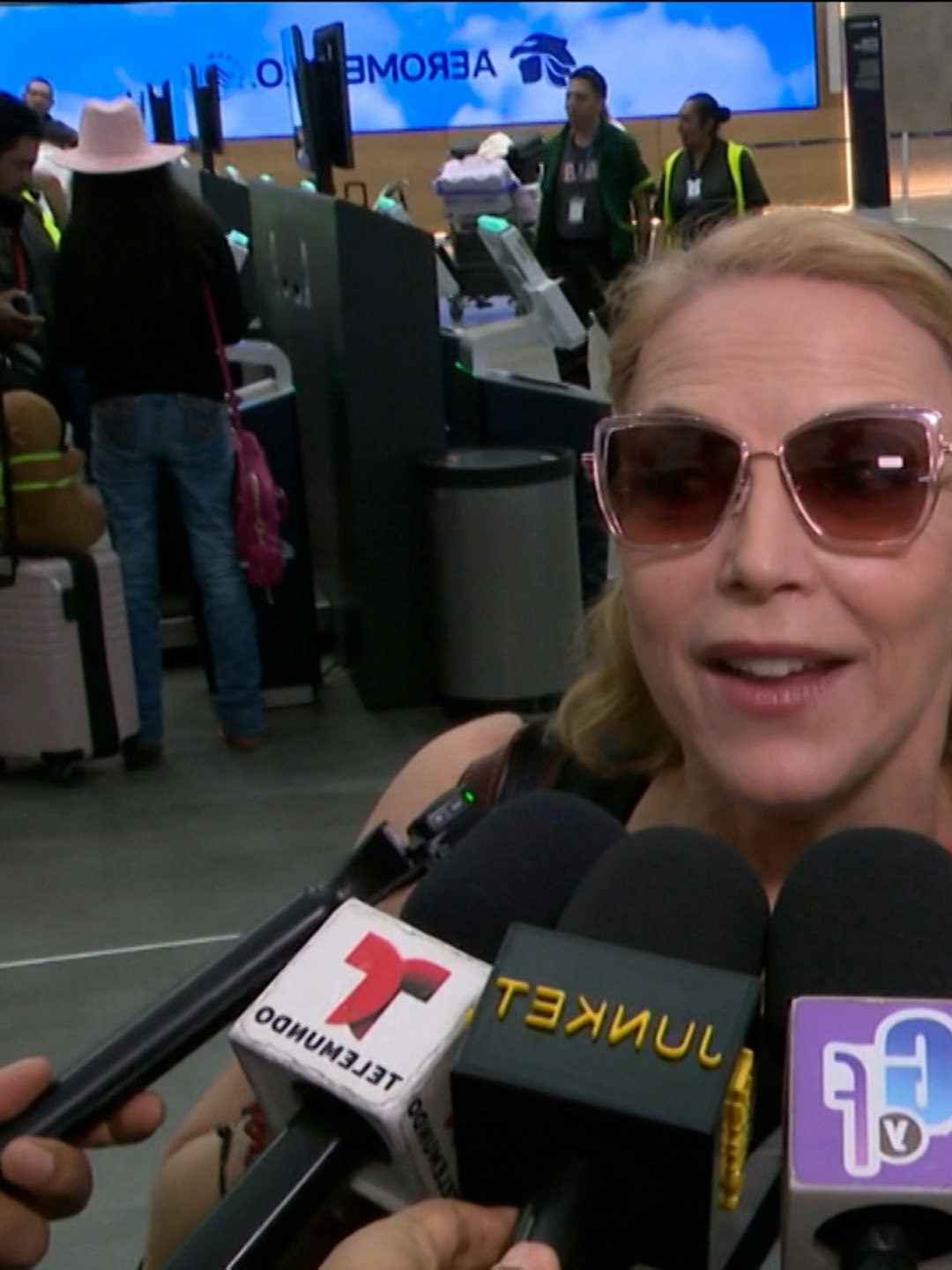 Laura Flores vive momentos de tensión en el aeropuerto al intentar viajar con su perrita