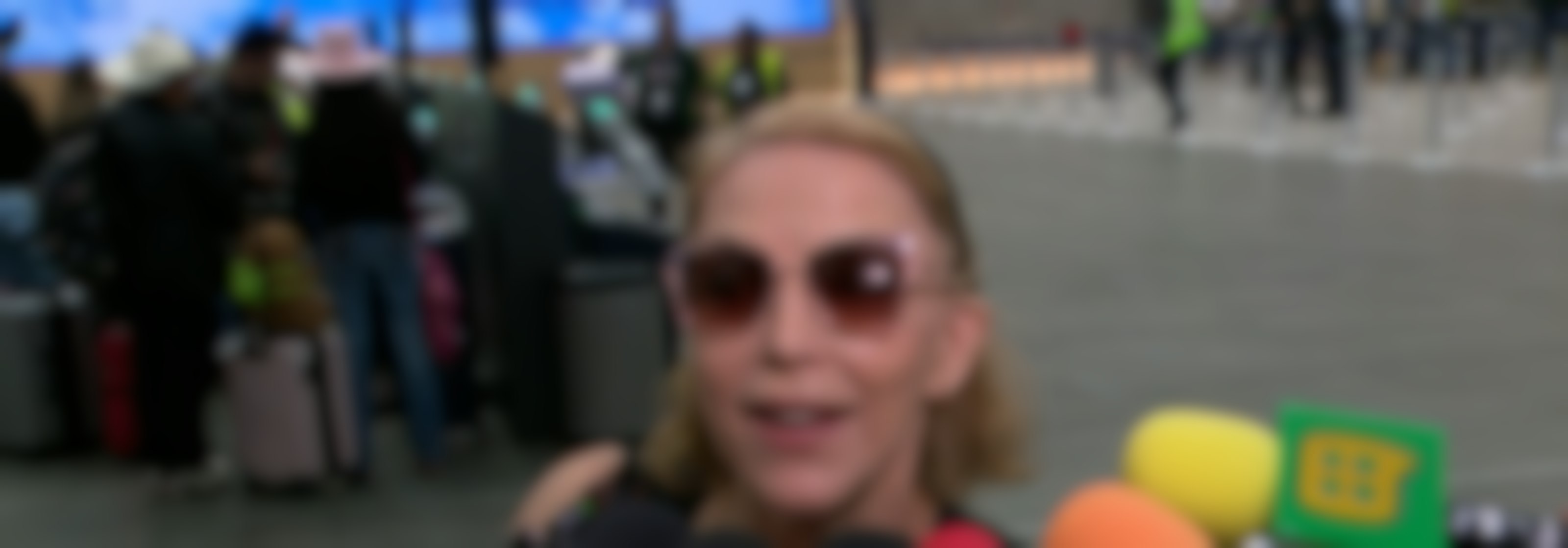 Laura Flores vive momentos de tensión en el aeropuerto al intentar viajar con su perrita