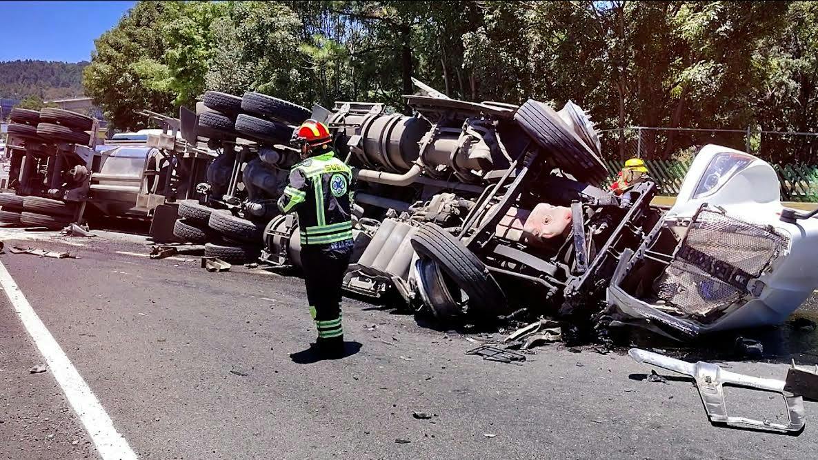 Jorge “El Diablo” Becerril reporta: Vehículo pesado pierde el control y cae en la México-Toluca