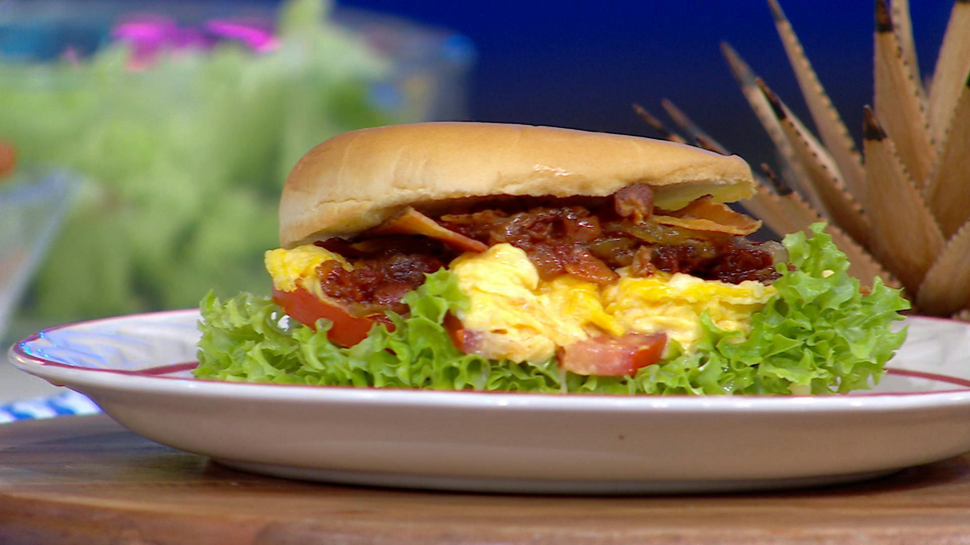 ¿Hamburguesas para desayunar? ¡Claro que sí! Checa esta receta con mermelada de tocino y sorprender a toda tu familia