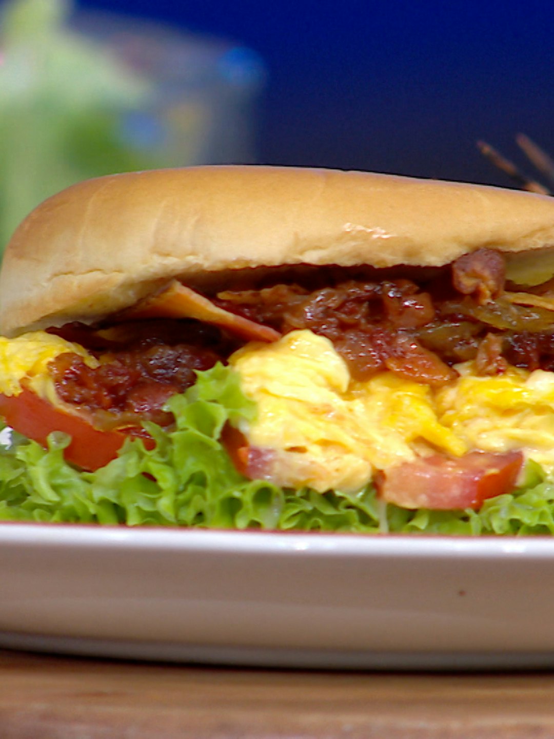 ¿Hamburguesas para desayunar? ¡Claro que sí! Checa esta receta con mermelada de tocino y sorprender a toda tu familia