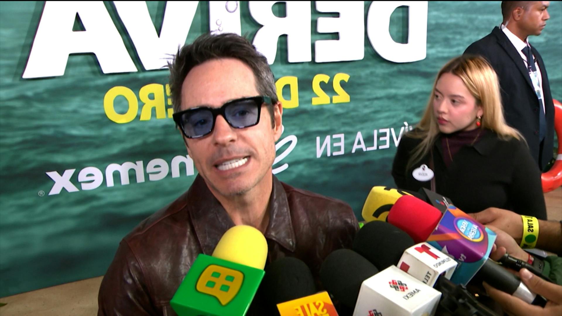 Mauricio Ochmann asiste a premier con sus hijas y muestra su lado más familiar